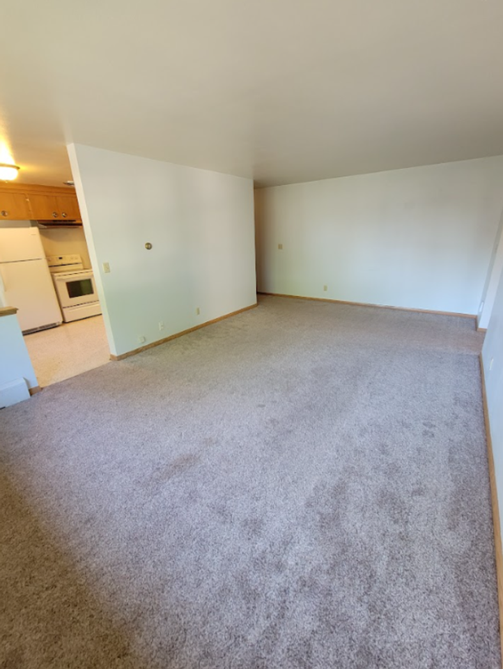 319 E Harris St - Photo 6 of 18
