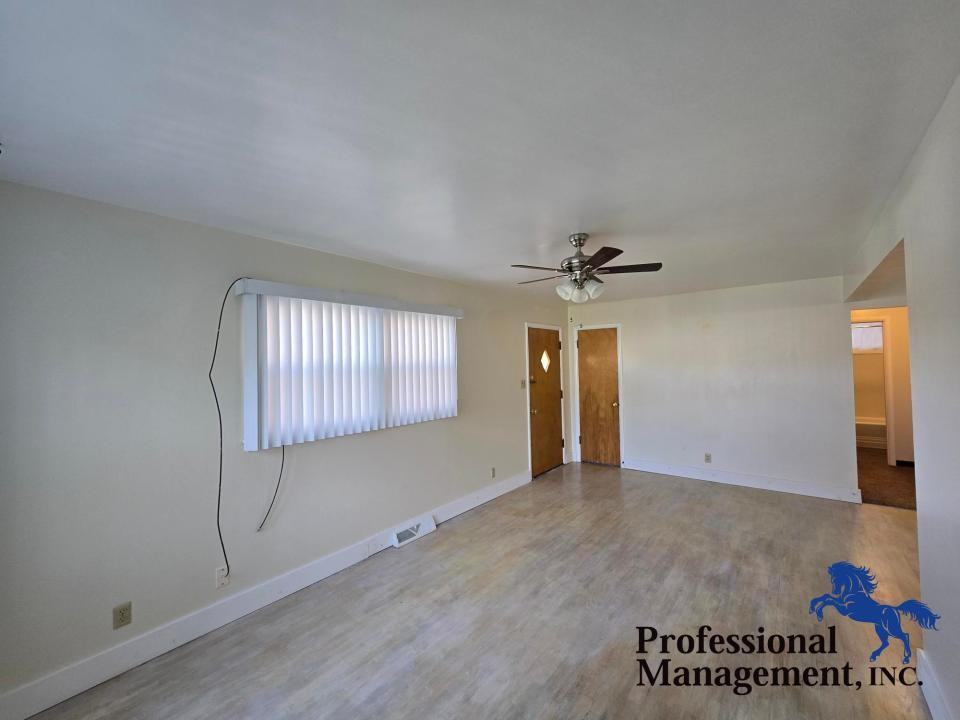 1211 Custer Ave - Photo 2 of 8