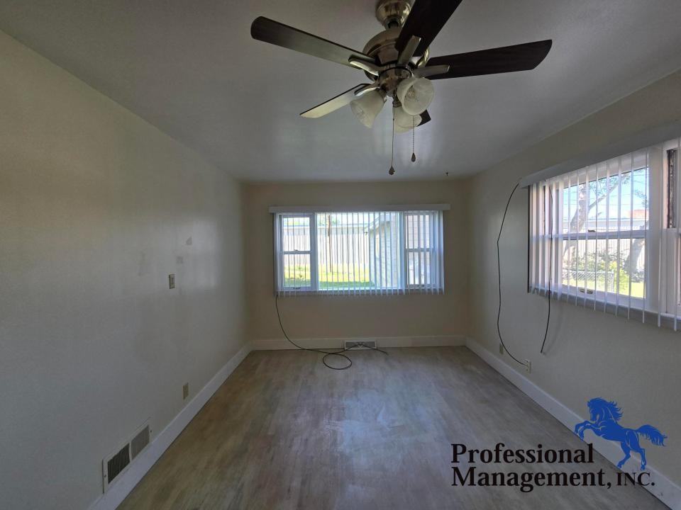 1211 Custer Ave - Photo 3 of 8