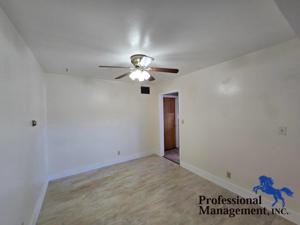 1211 Custer Ave - Photo 4 of 8