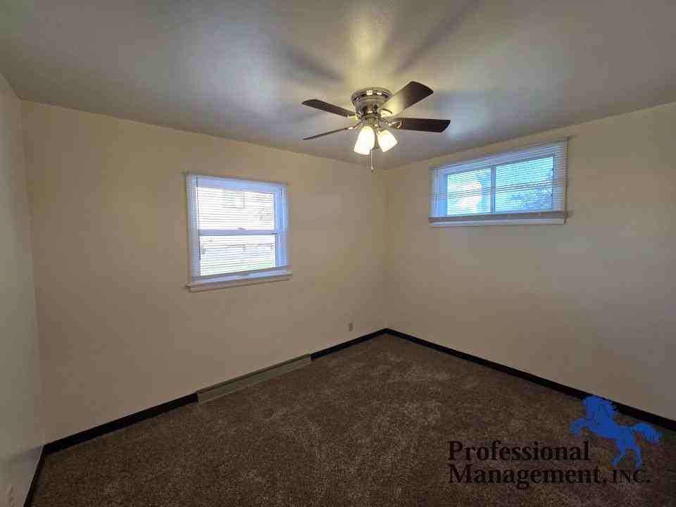 1211 Custer Ave - Photo 7 of 8