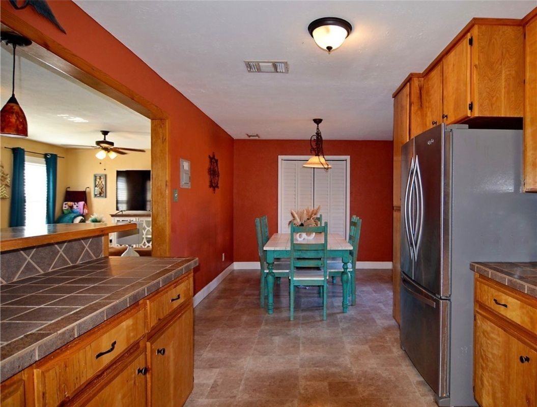 805 E Anderson St - Photo 3 of 9
