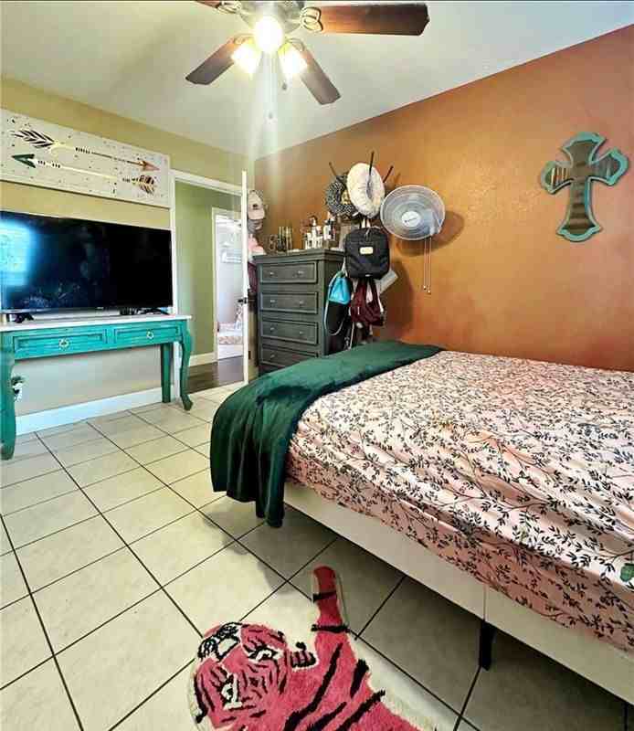 805 E Anderson St - Photo 6 of 9