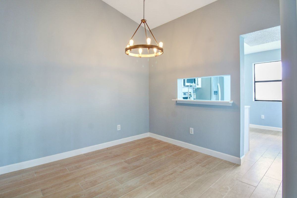 960 N Franklin Ave - Photo 5 of 22