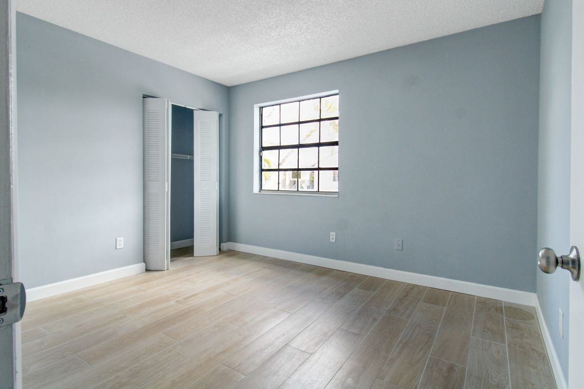 960 N Franklin Ave - Photo 6 of 22
