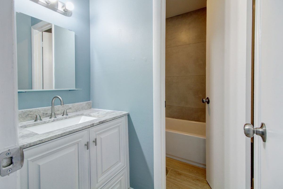 960 N Franklin Ave - Photo 7 of 22