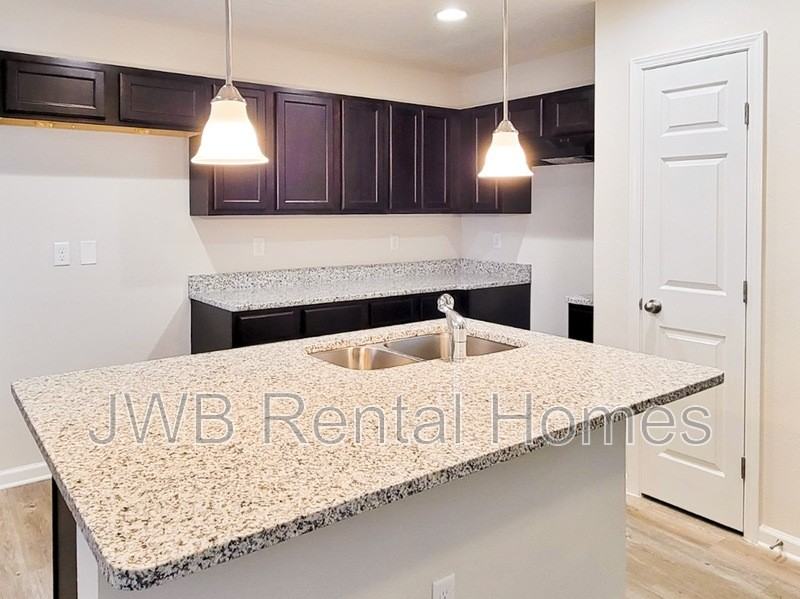 1252 Mull St - Photo 2 of 12