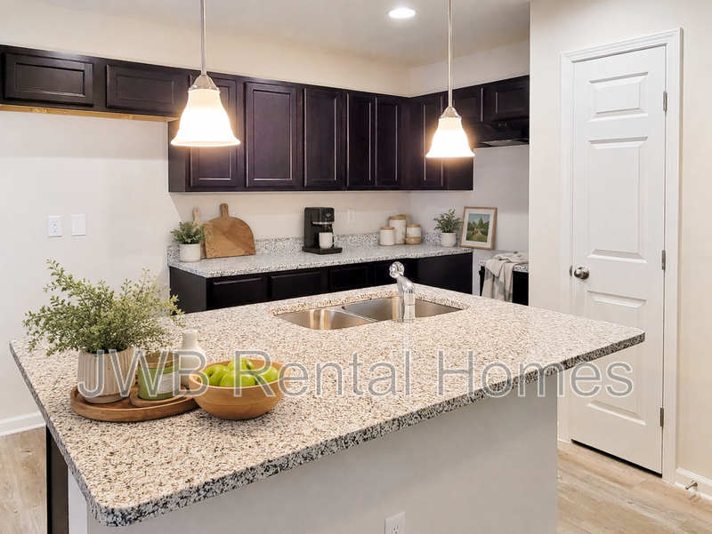 1252 Mull St - Photo 3 of 12