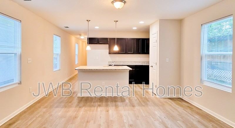 1252 Mull St - Photo 4 of 12