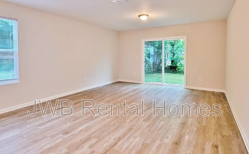 1252 Mull St - Photo 6 of 12