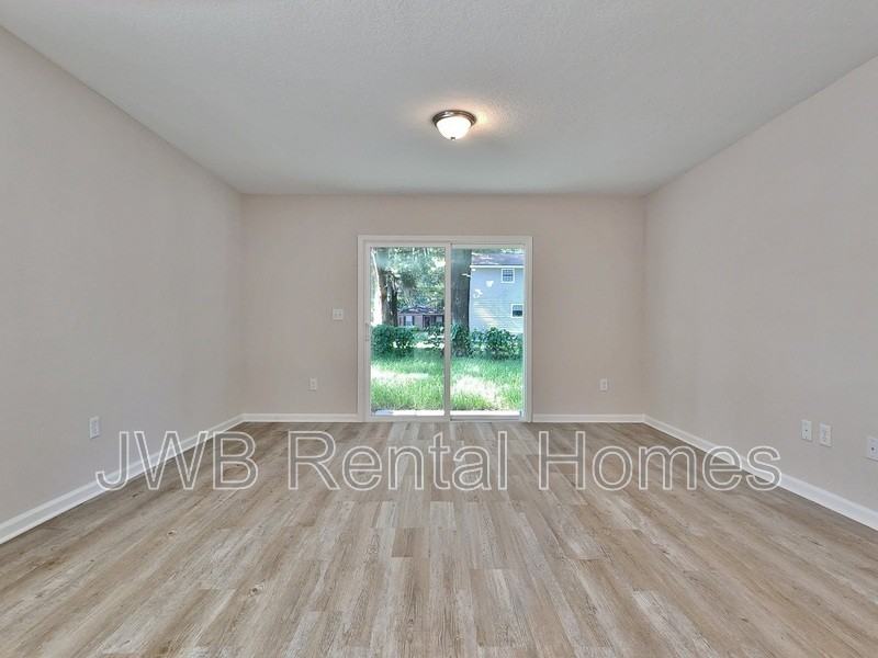 8816 Jasper Ave - Photo 6 of 13