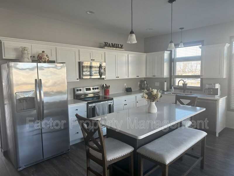 312 Prairie Rose Trl - Photo 2 of 12