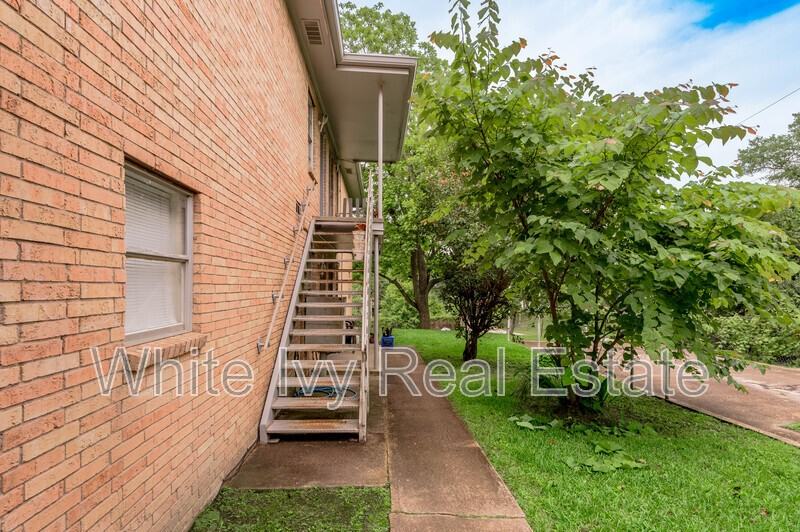 525 12th St #8 - Photo 4 of 26