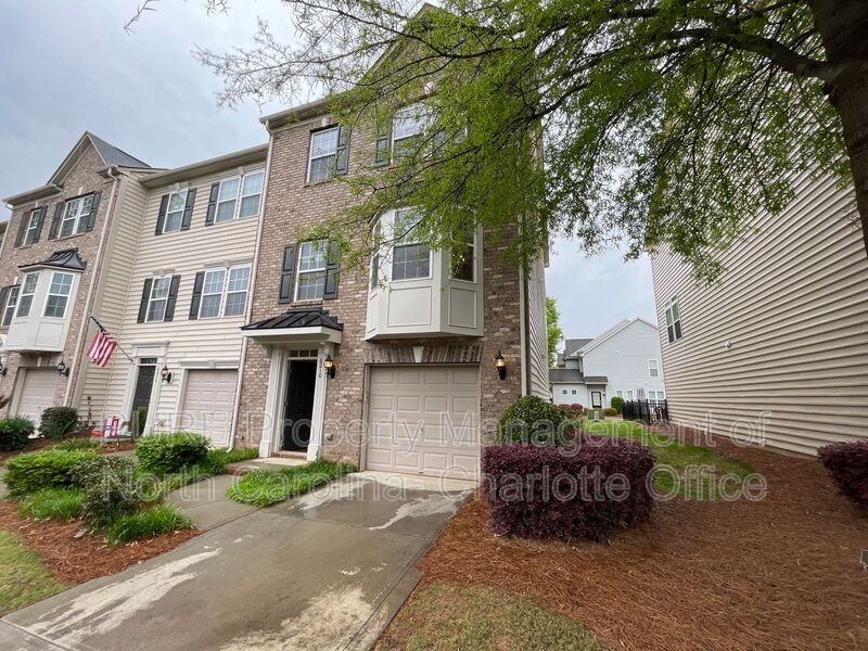 6210 Rockefeller Ln - Photo 3 of 27