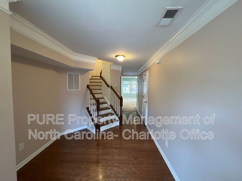 6210 Rockefeller Ln - Photo 4 of 27