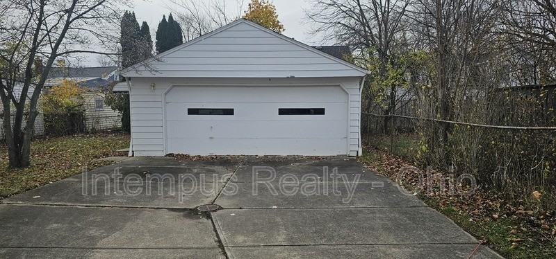 360 E 326th St - Photo 4 of 31