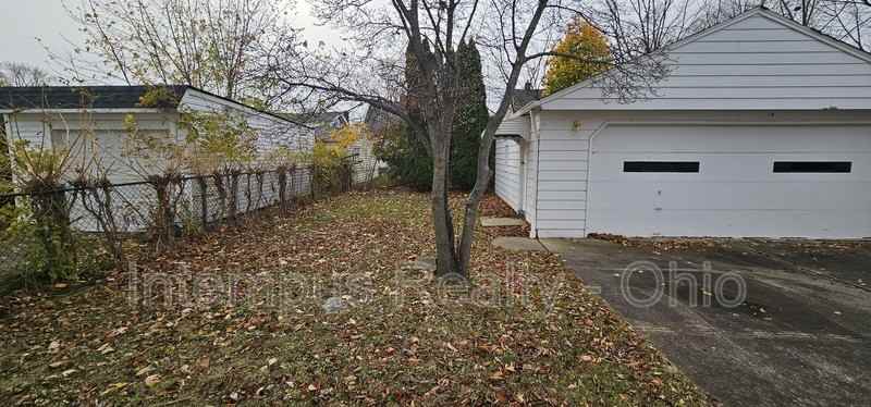 360 E 326th St - Photo 5 of 31
