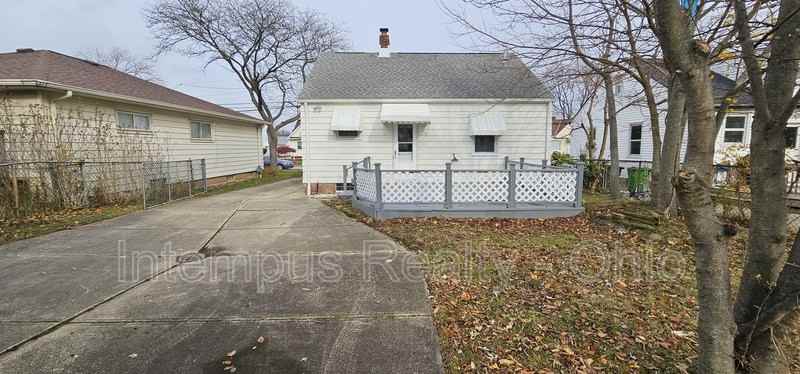 360 E 326th St - Photo 6 of 31