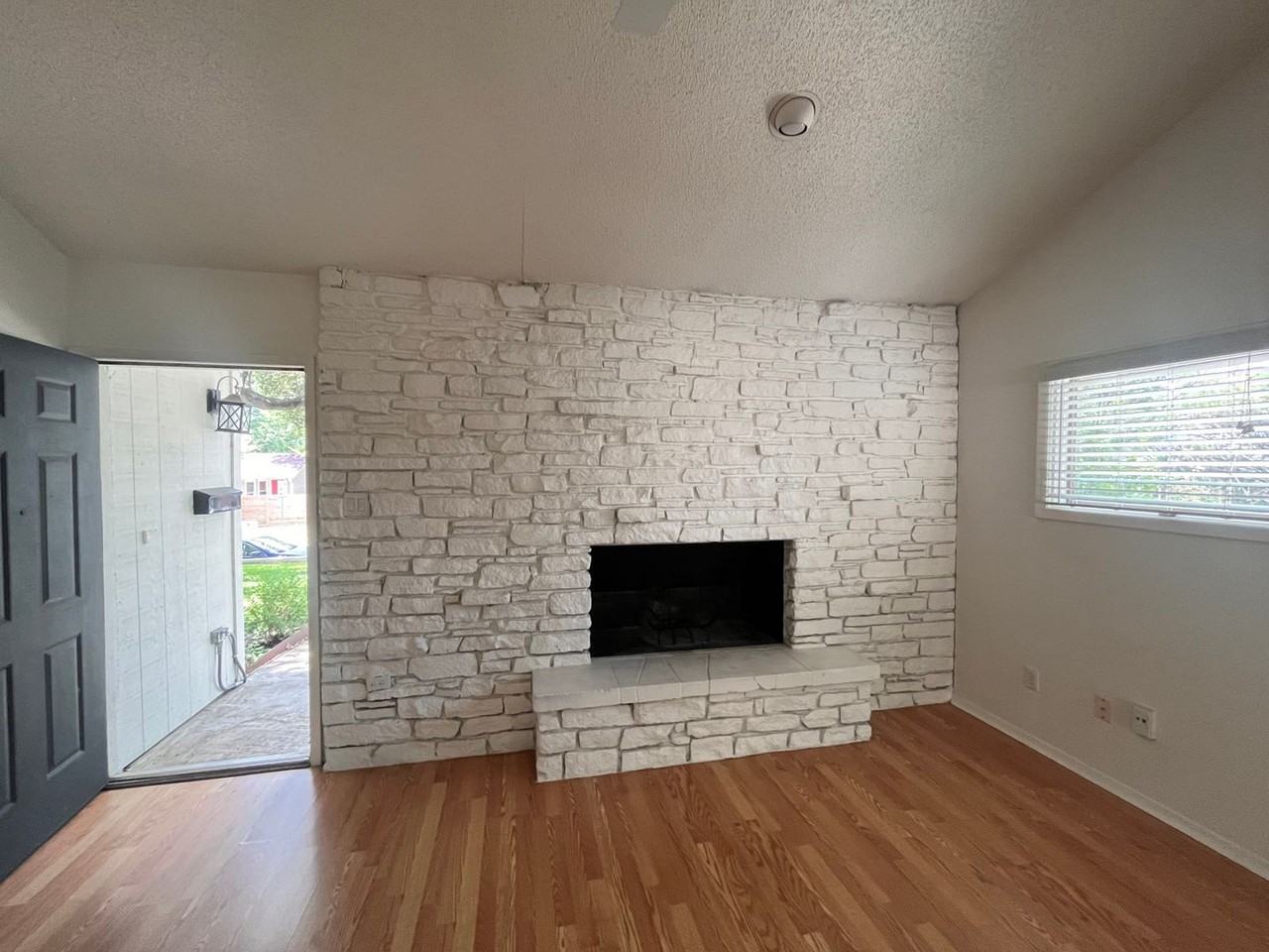 2407A Winsted Ln - Photo 2 of 16