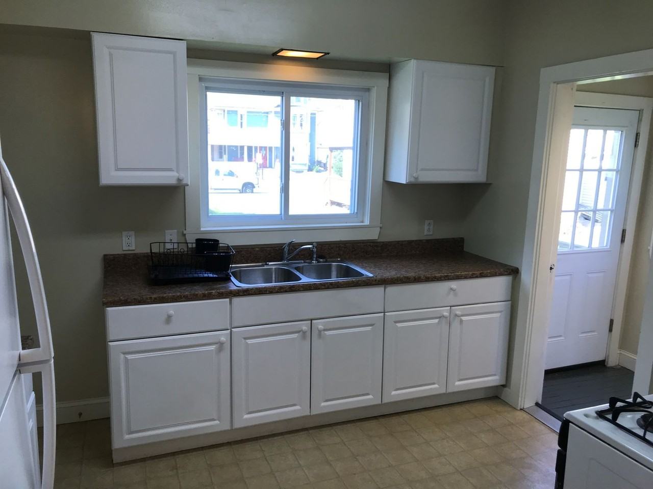 208 E Walnut St - Photo 2 of 20