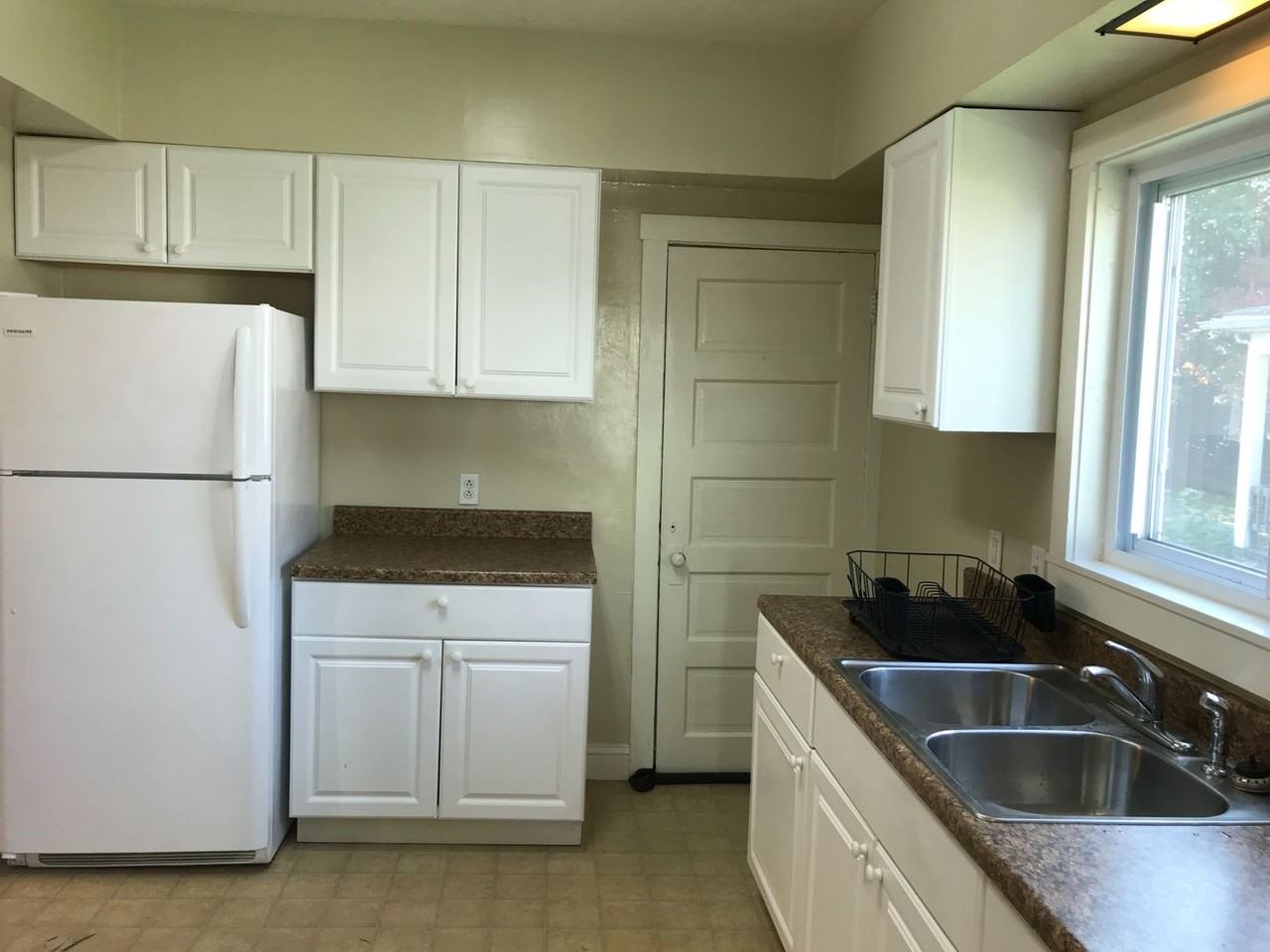 208 E Walnut St - Photo 4 of 20