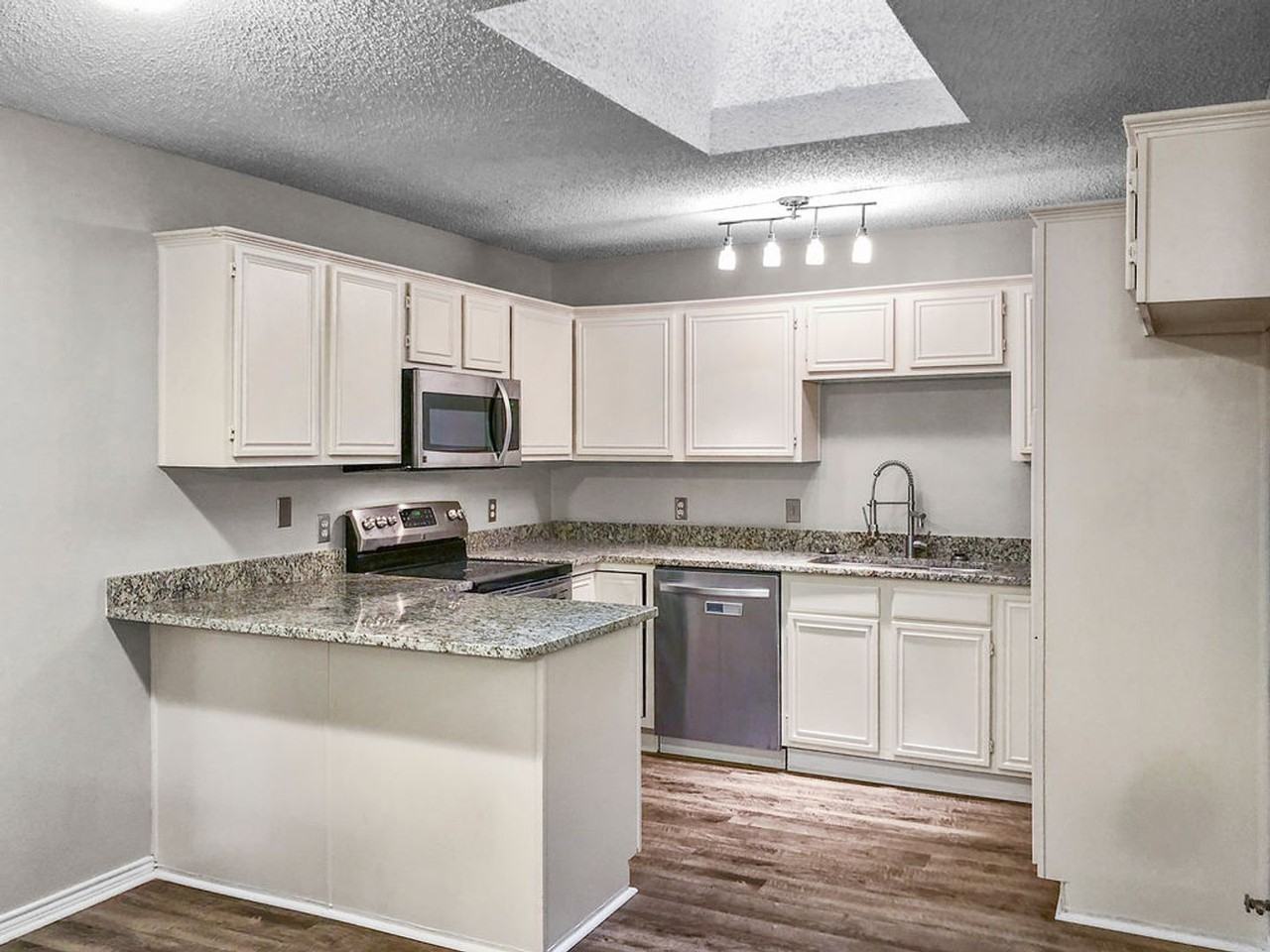 2706 Monthaven Dr - Photo 6 of 24