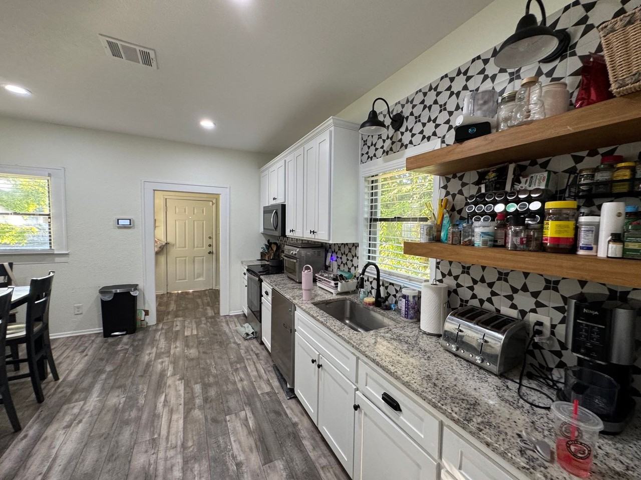 1405 James Ave - Photo 4 of 11