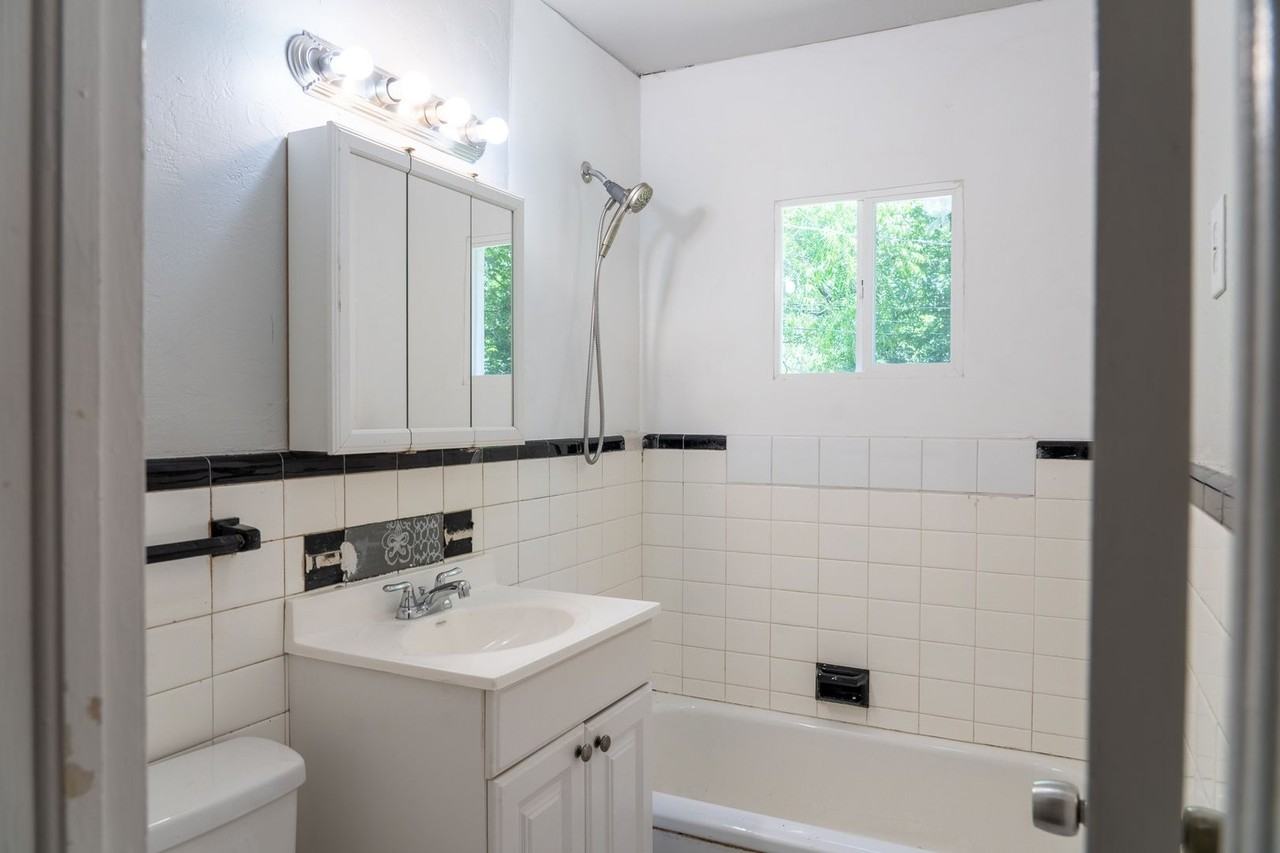 1321 Ne 39th St - Photo 3 of 17