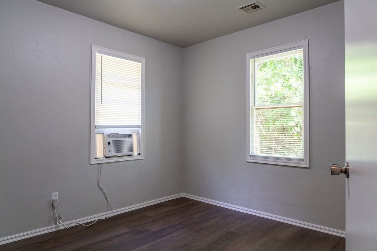 1321 Ne 39th St - Photo 5 of 17