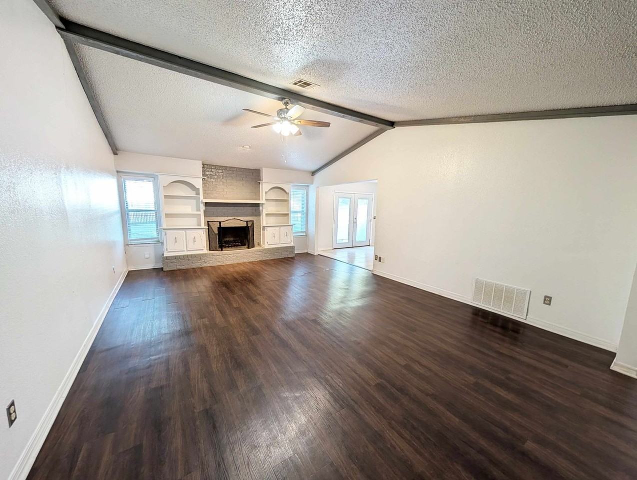 1116 Ne 4th St - Photo 2 of 15