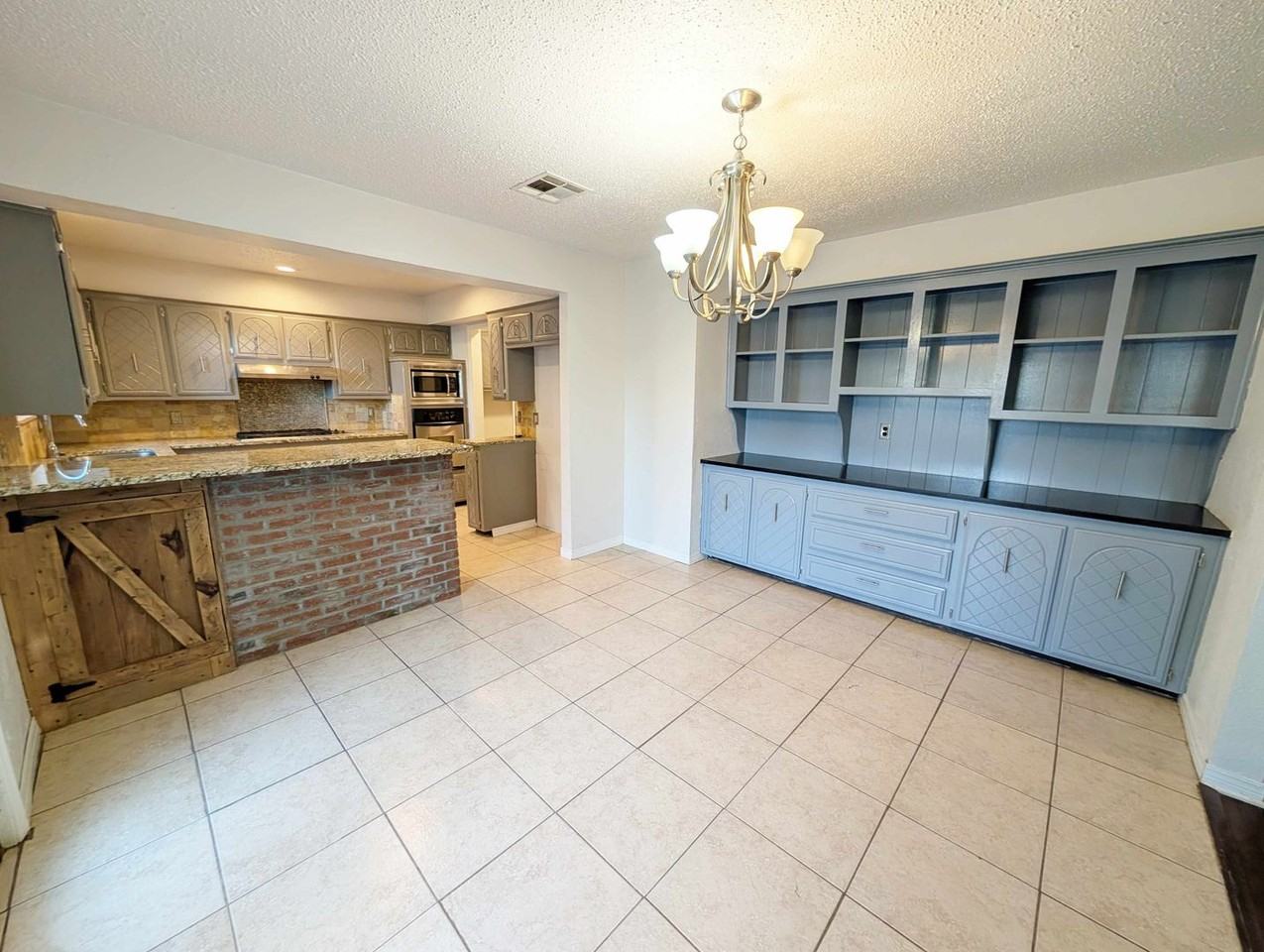 1116 Ne 4th St - Photo 5 of 15
