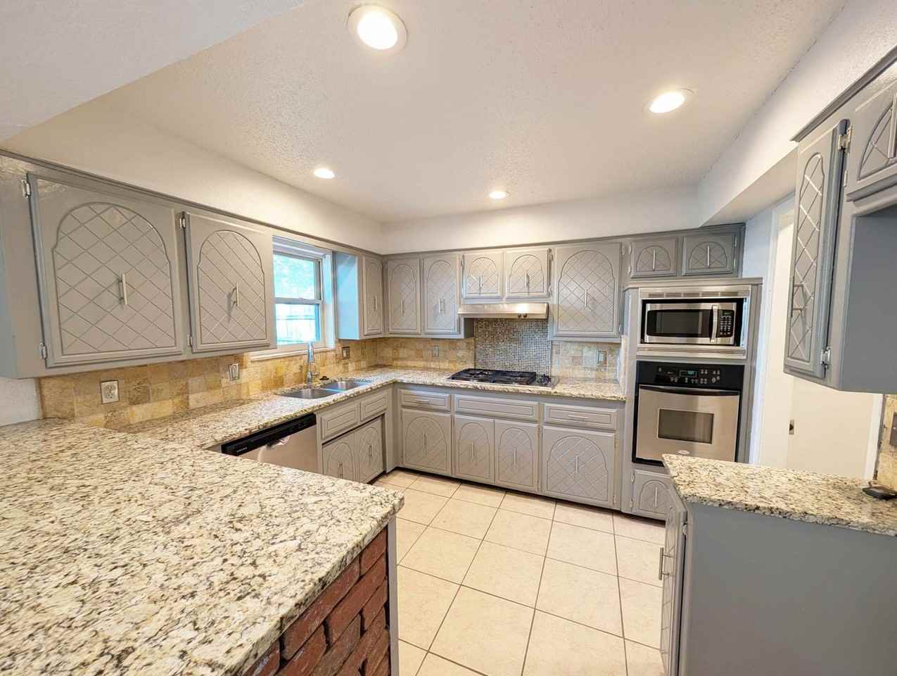 1116 Ne 4th St - Photo 6 of 15