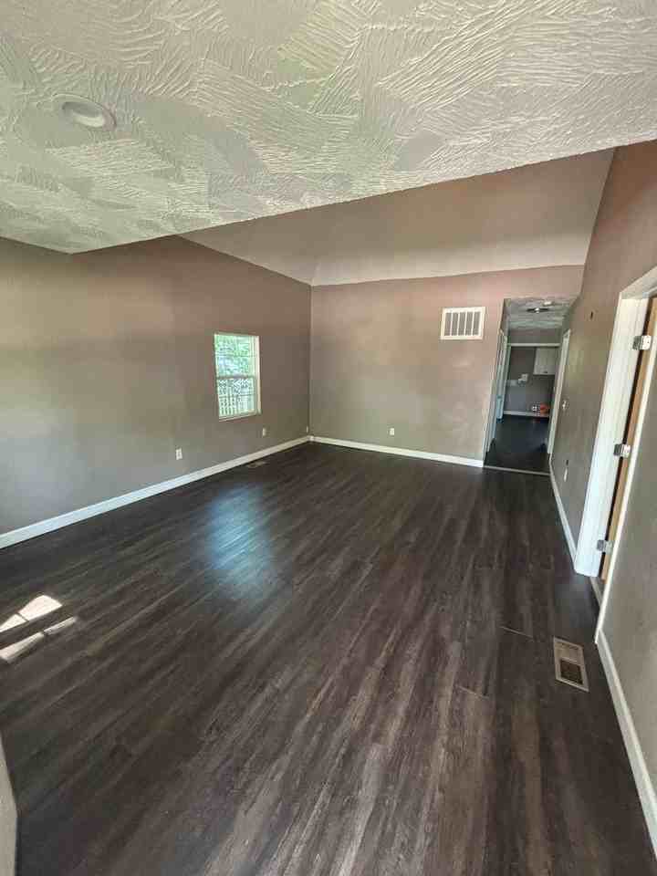 2027 N Weller Ave - Photo 3 of 20
