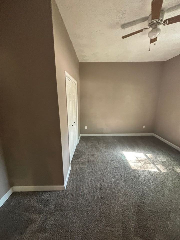 2027 N Weller Ave - Photo 4 of 20