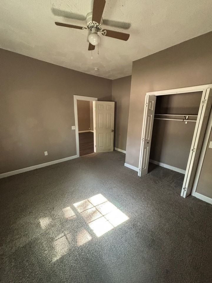 2027 N Weller Ave - Photo 5 of 20