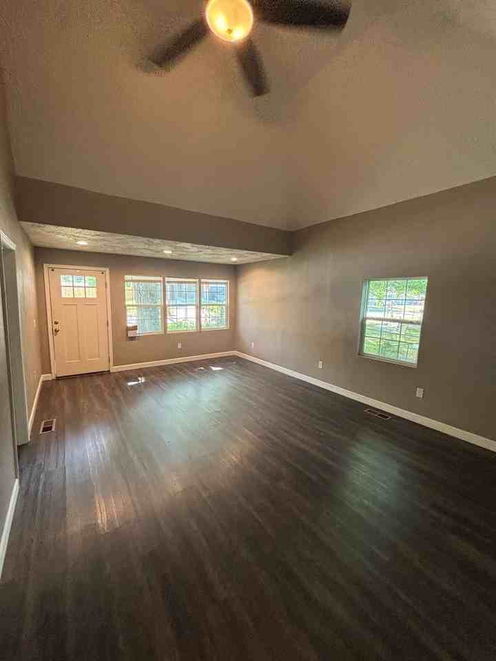 2027 N Weller Ave - Photo 6 of 20