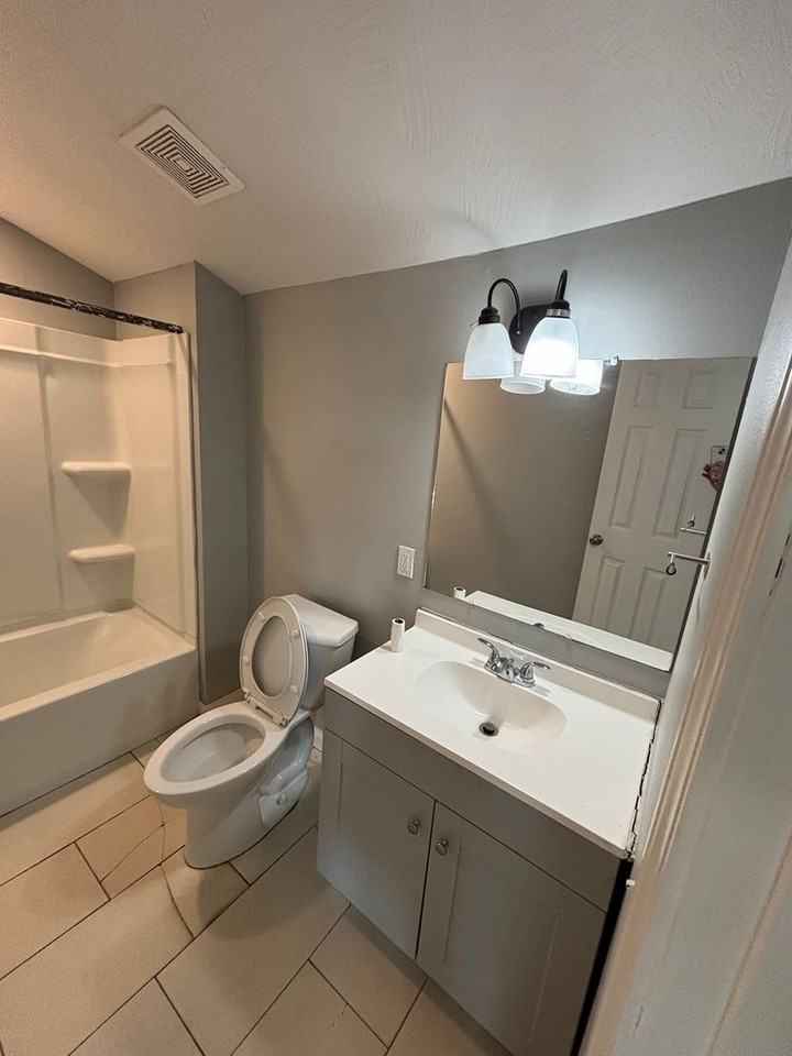 503 W Hovey St - Photo 5 of 20