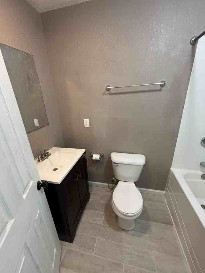 831 W Edgewood St - Photo 3 of 26