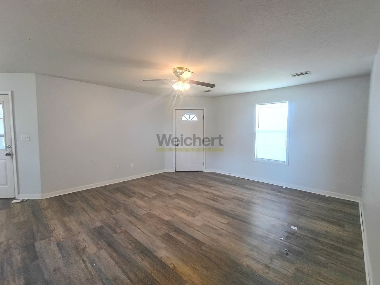302 E Locust St - Photo 2 of 11