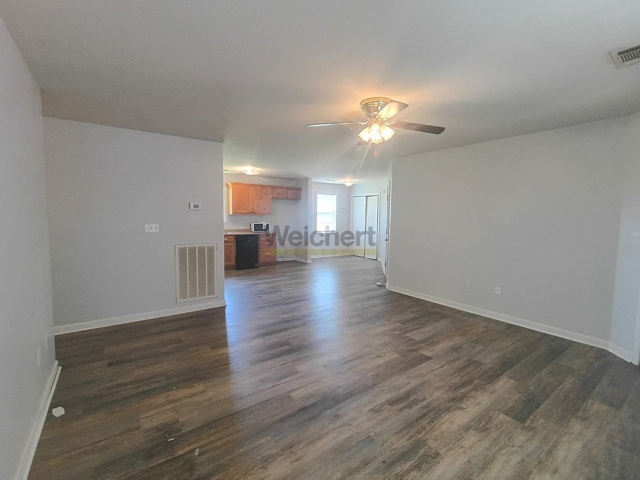 302 E Locust St - Photo 3 of 11
