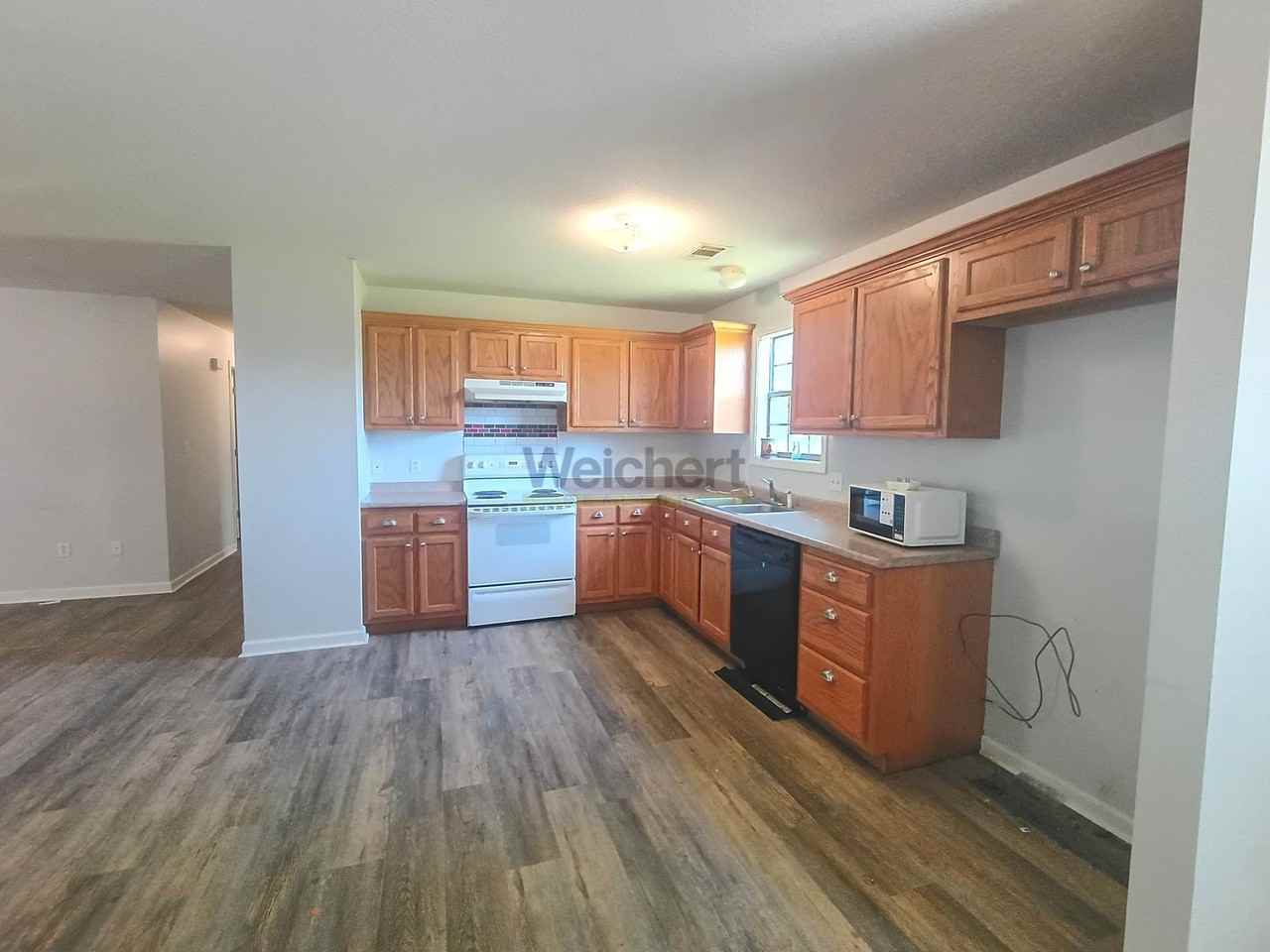 302 E Locust St - Photo 4 of 11