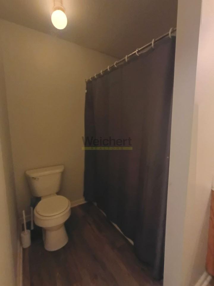 302 E Locust St - Photo 6 of 11