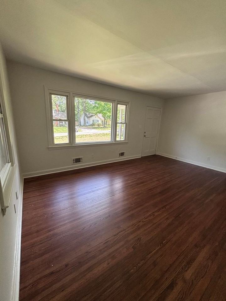 924 Crestmere St - Photo 7 of 10