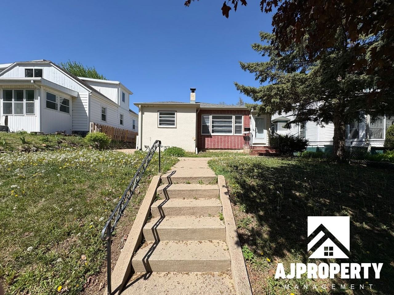 633 N Menlo Ave - Photo 2 of 28