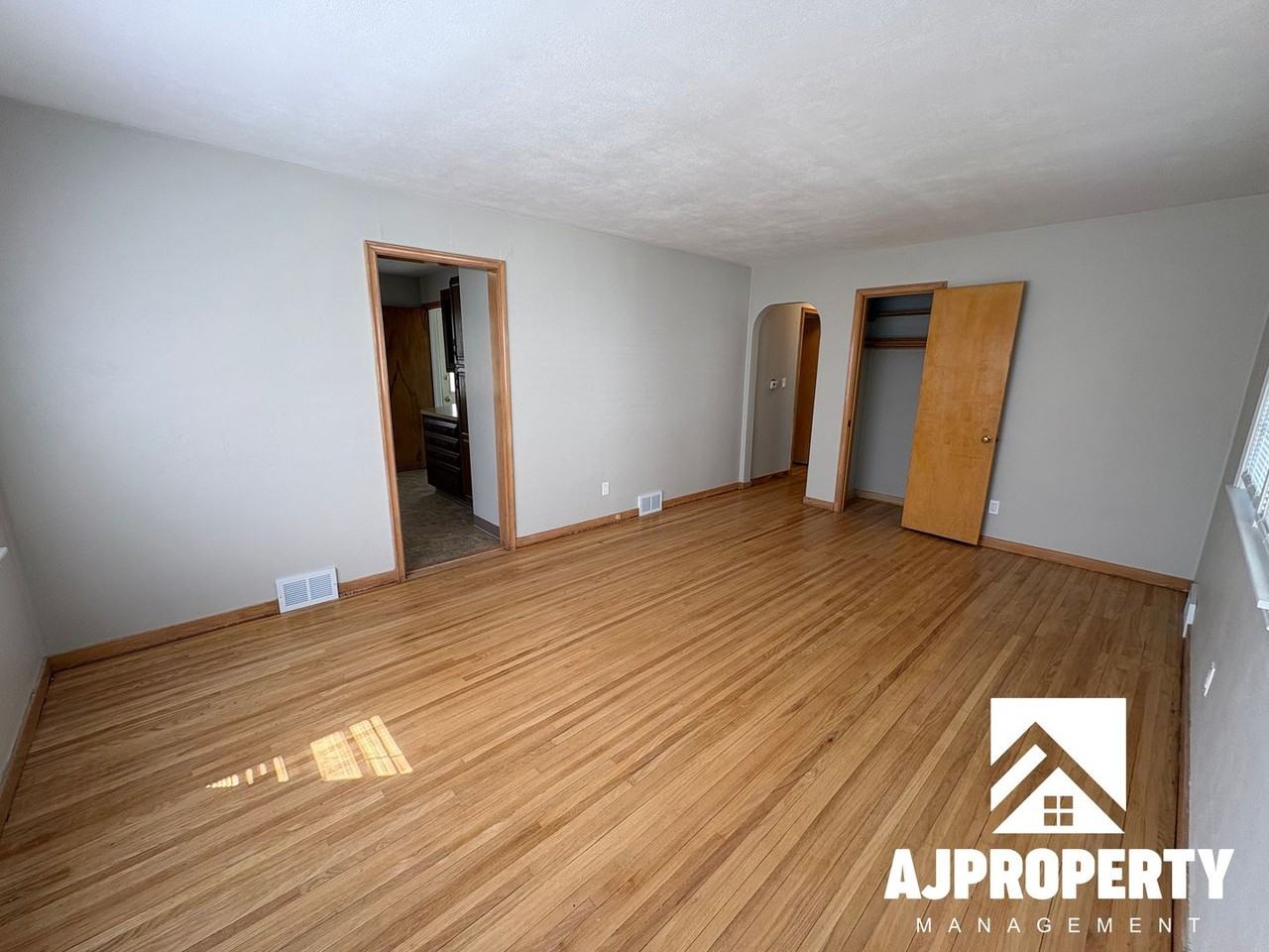 633 N Menlo Ave - Photo 3 of 28
