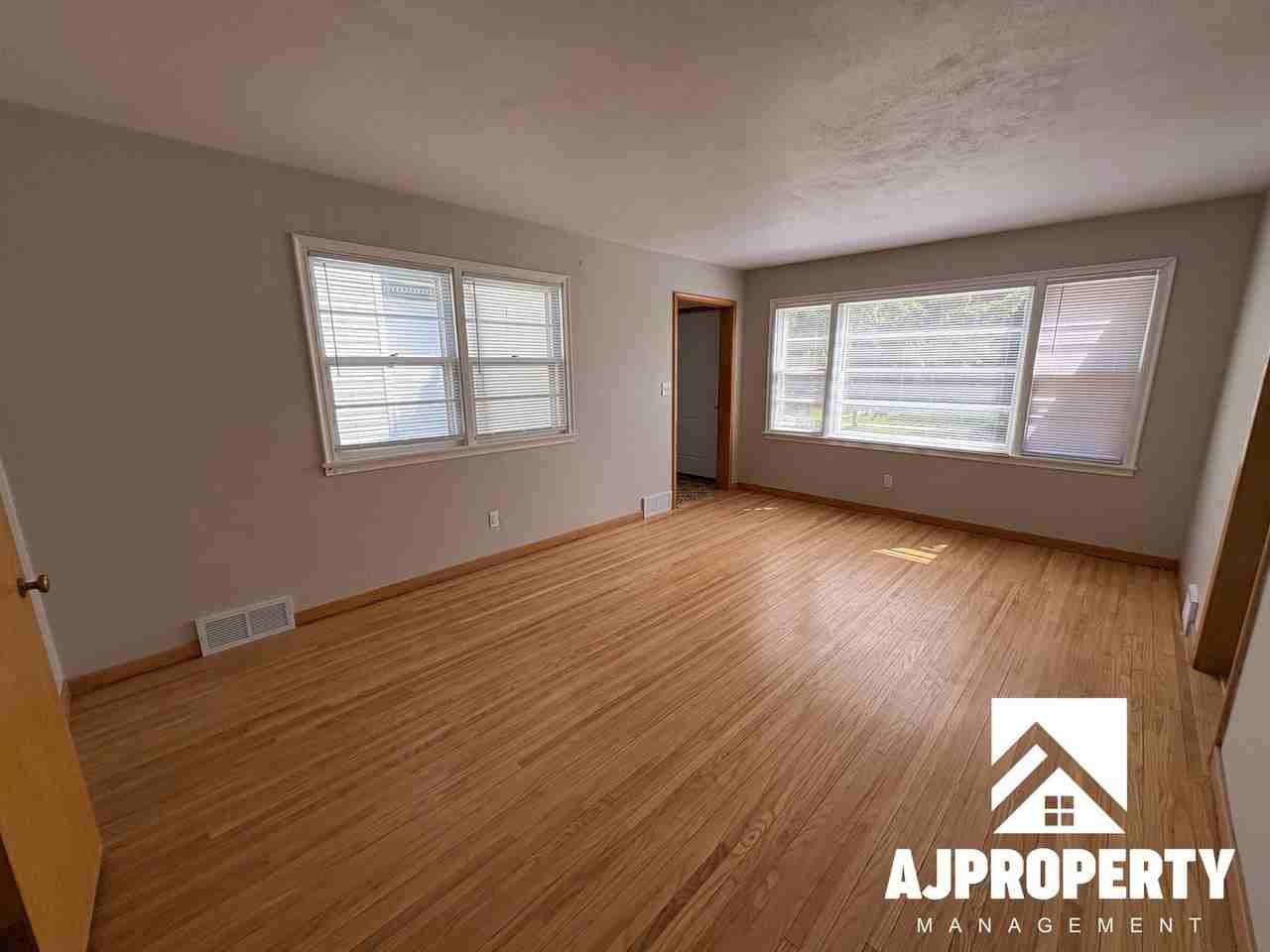 633 N Menlo Ave - Photo 4 of 28
