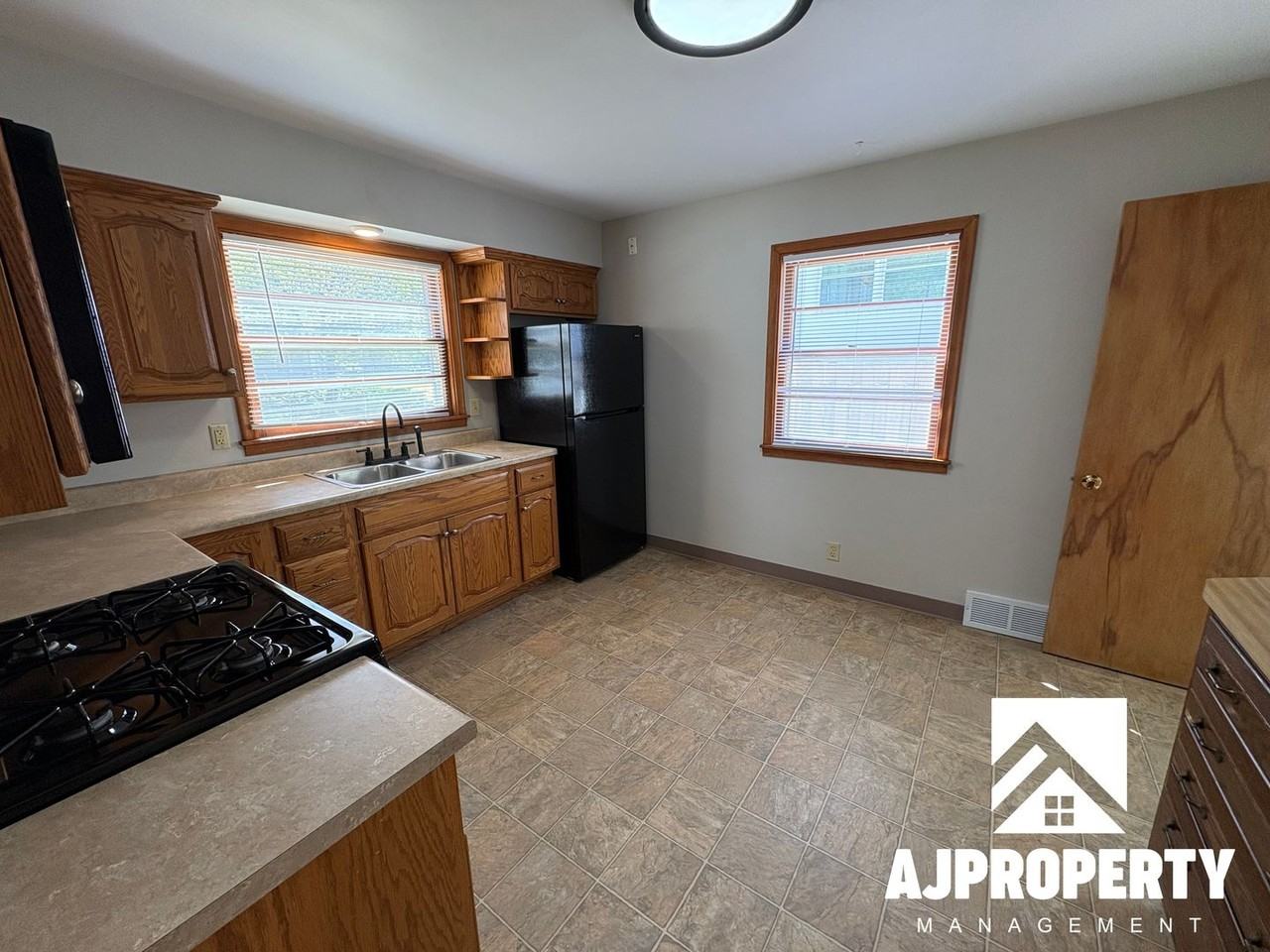 633 N Menlo Ave - Photo 5 of 28
