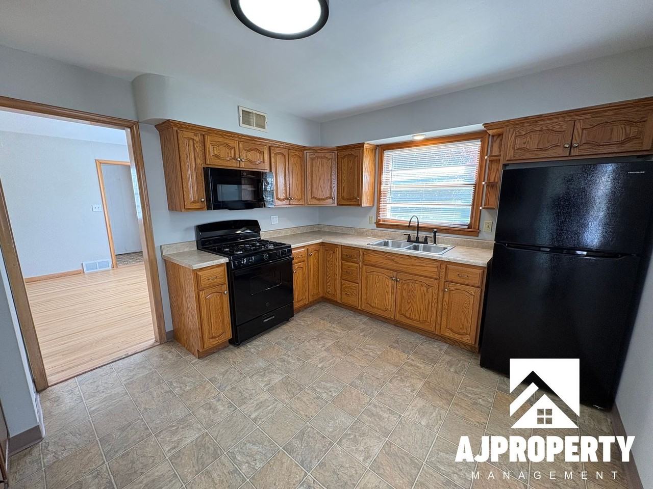 633 N Menlo Ave - Photo 6 of 28