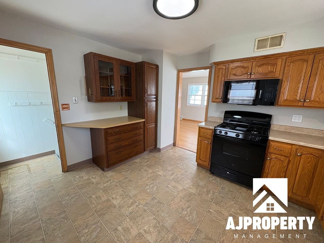 633 N Menlo Ave - Photo 7 of 28