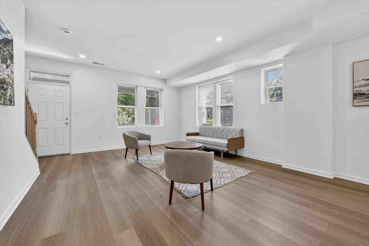 1127 Orren St Ne - Photo 3 of 14